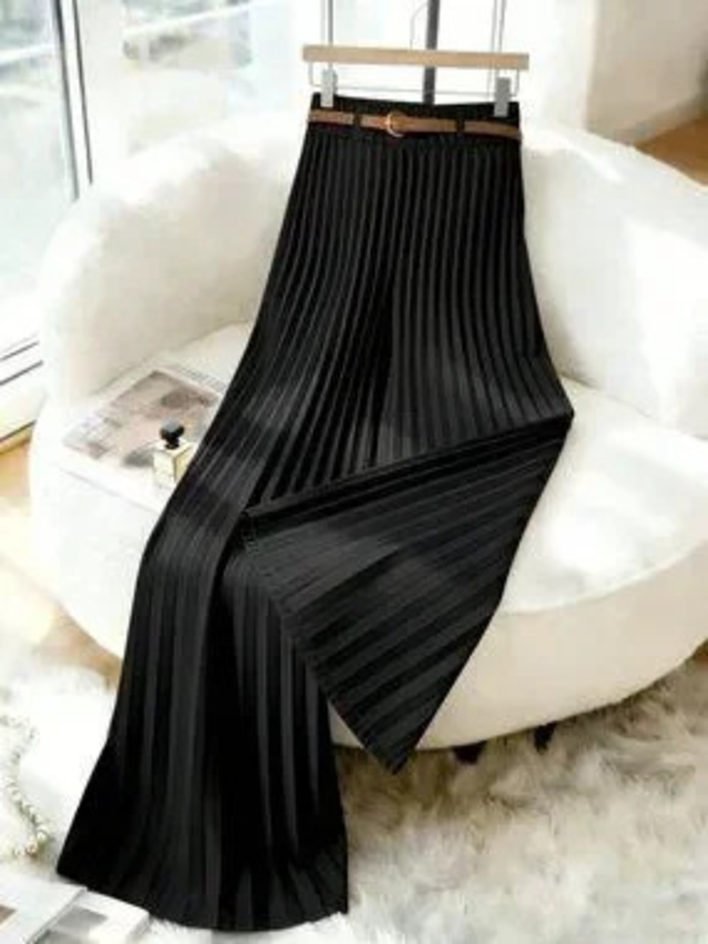 Black Elegant Women's Minimalist Pleated Casual Pants - Picture 3 of 7